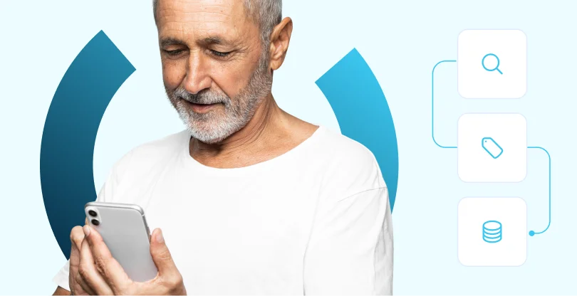 Pessoa utilizando celular para atendimento tributário